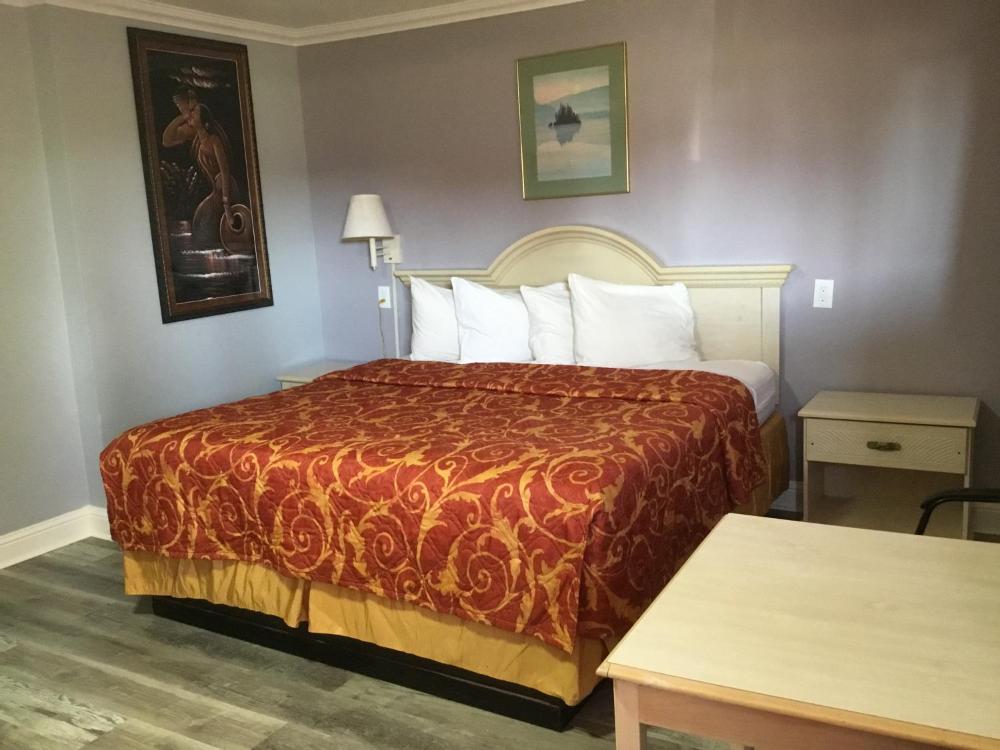 King Room - Non-Smoking interior